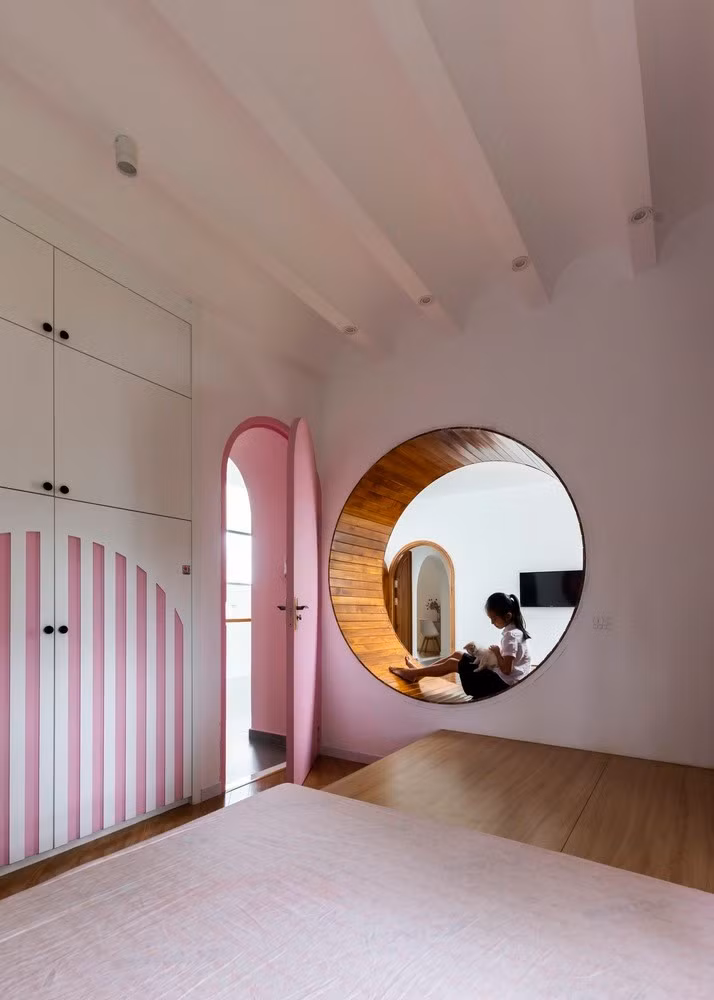 Mặt khác, phòng ngủ của bé gái tràn đầy năng lượng và sự sáng tạo. Với tông màu hồng và trắng nhẹ nhàng, không gian mang lại cảm giác vui tươi và quyến rũ, hoàn toàn phù hợp với sở thích của trẻ.