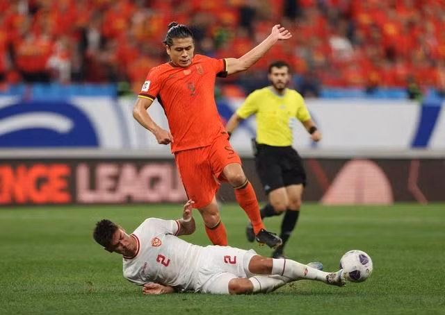 Đội Trung Quốc (áo đỏ) đã tạo bất ngờ cho các cầu thủ Indonesia