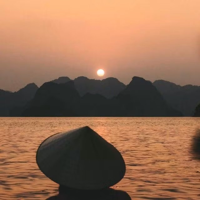 Du khách chụp ảnh checkin cảnh hoàng hôn trên vịnh Hạ Long. ẢNH: Đ.X