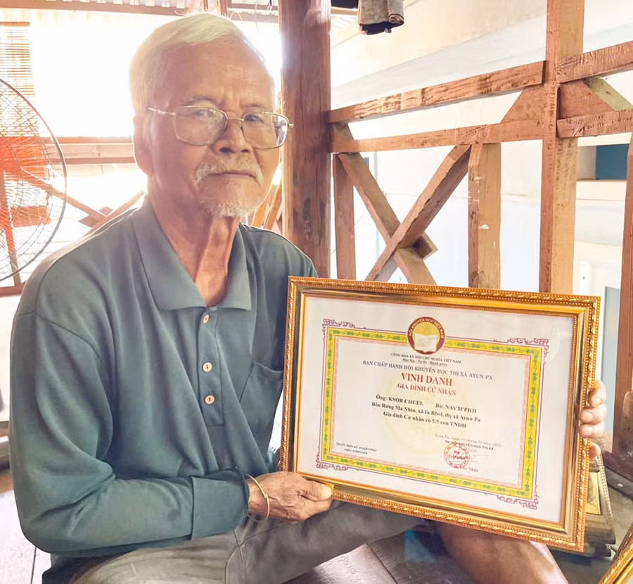 1bg-voi-6-nguoi-con-deu-tot-nghiep-dai-hoc-gia-dinh-ong-ksor-chuel-buon-rung-ma-nhiu-xa-ia-rbol-duoc-hoi-khuyen-hoc-thi-xa-vinh-danh-la-gia-dinh-cu-nhan-anh-vu-chi-729.jpg