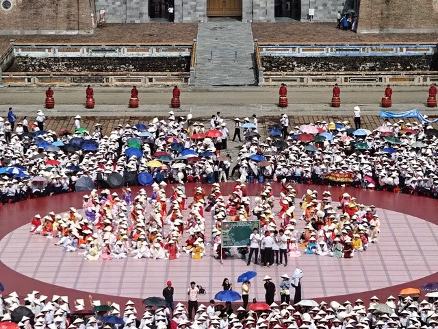 Điểm cầu "Đường lên đỉnh Olympia lần thứ 24" trước cổng Ngọ Môn cổ vũ hết mình cho Phú Đức. Ảnh: Trần Thiện.