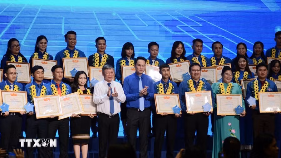Trao giải thưởng “15 tháng 10” cho 85 thanh niên tiêu biểu. (Ảnh: Văn Dũng/TTXVN)