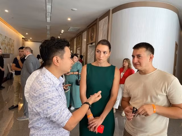 Đại diện các doanh nghiệp Việt Nam tiếp xúc, trao đổi với các đại lý du lịch hàng đầu từ Kazakhstan và các nước CIS xúc tiến du lịch đến Nha Trang - Khánh Hòa