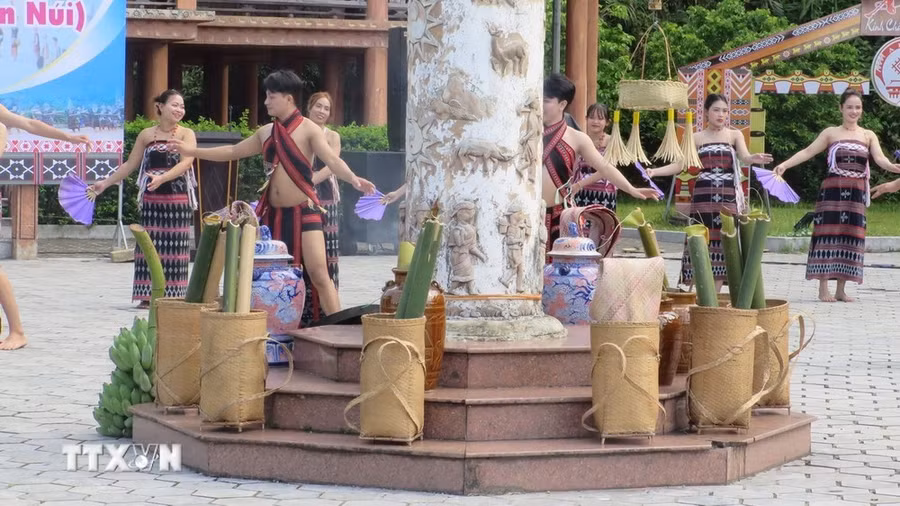 Lễ vật cúng Thần núi của người Cơ Tu. (Ảnh: Tường Vi/ TTXVN)