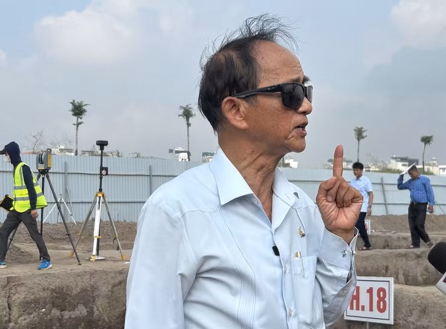 Phó Giáo sư-Tiến sỹ Nguyễn Lân Cường, Tổng Thư ký Hội Khảo cổ học Việt Nam thuyết minh về các phát hiện mới tại Di chỉ khảo cổ học Vườn Chuối. (Ảnh: Phương Anh/Vietnam+)