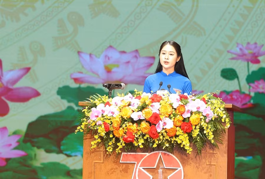 Sinh viên Nguyễn Chi Phương phát biểu tại lễ kỷ niệm. (Ảnh: PV/Vietnam+)