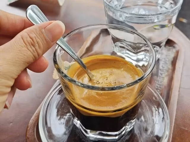 Người tiêu dùng chọn uống cà phê nguyên chất sẽ phải chi trả nhiều hơn khi giá cà phê nguyên liệu tăng nóng