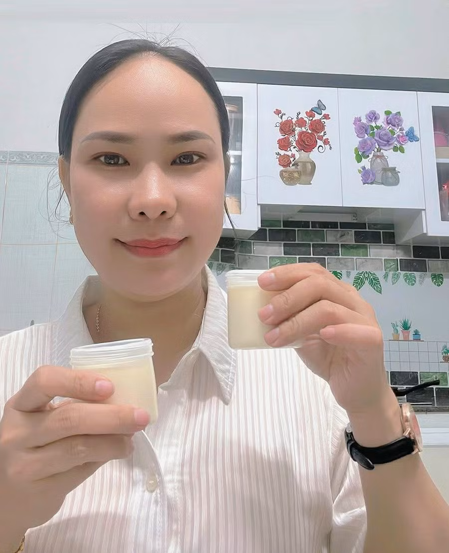 Chị Nguyễn Thị Minh Hiền giới thiệu sản phẩm. Ảnh: Bùi Nghĩa