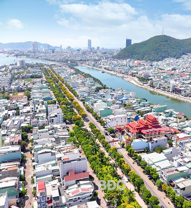Tuyến đường rợp hoa tạo thêm sức hút cho không gian đô thị. 3l.jpg