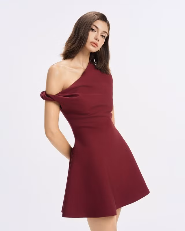 Mini dress lệch vai màu đỏ đô vừa vặn nổi bật cho những buổi hẹn hò, những chiều dạo phố hay lang thang đây đó cùng người thương. ẢNH: RECHIC
