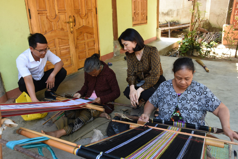 Cán bộ cấp xã thường xuyên thăm hỏi, động viên, hỗ trợ người dân phát triển kinh tế. Ảnh: N.P 2sx.jpg