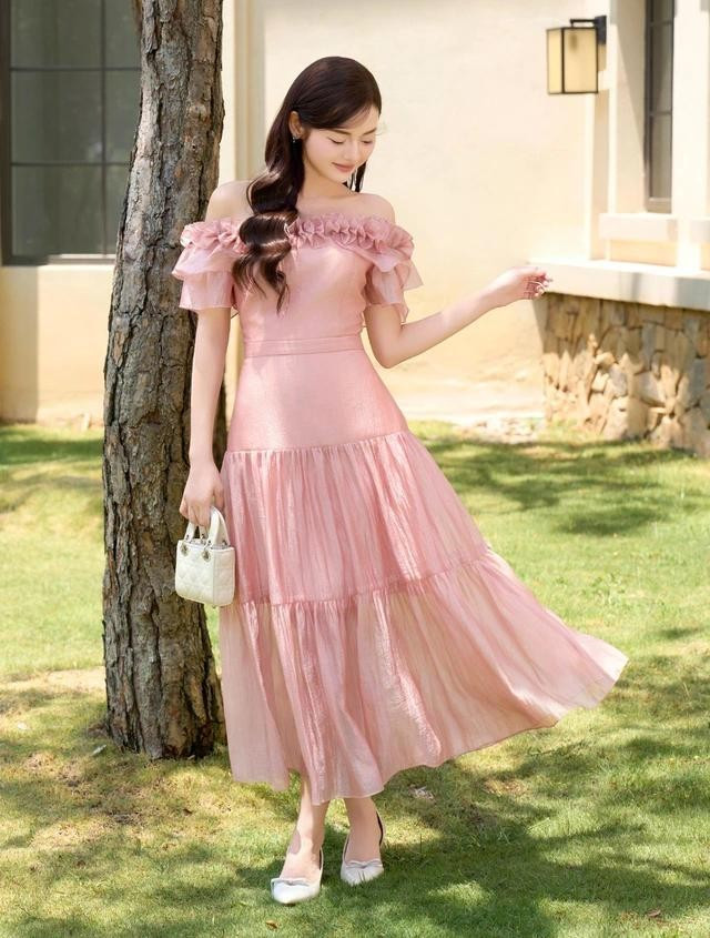 Sự cầu kỳ tinh tế đôi khi chỉ xuất hiện khiêm tốn qua những chi tiết đặc biệt mà người sành mặc mới có thể nhìn thấy và trân trọng. Đó là bông hoa trên ngực, trên vai áo, những &quot;sợi dây leo&quot; bằng hoa 3D chạy dài trên viền vai cổ... khéo léo thu hút ánh nhìn. ẢNH: LAMER FASHION