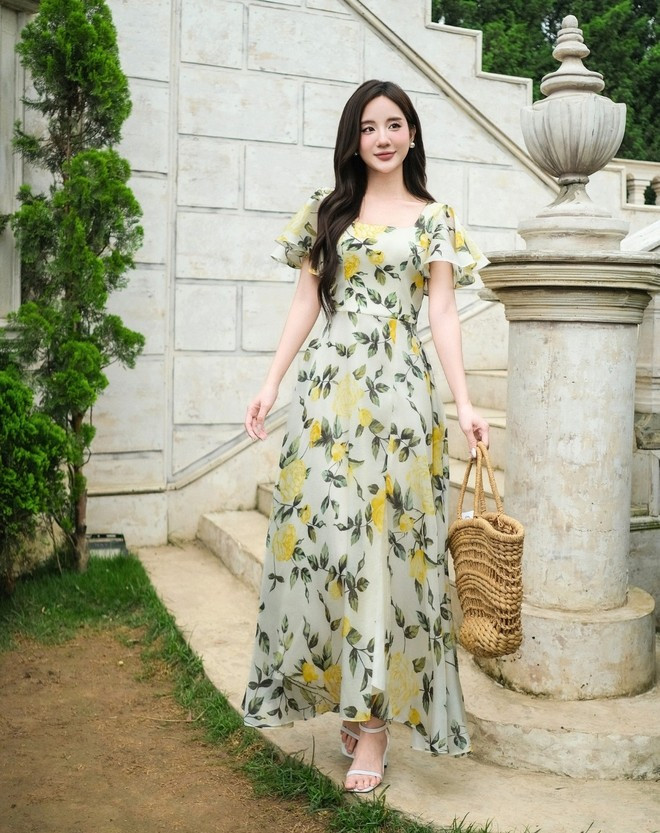 Sức hút của trang phục tơ voan không chỉ nằm ở bề mặt vải bóng sáng óng ánh độc đáo mà còn nằm ở khả năng &quot;hô biến&quot; sự trẻ trung cho người chưng diện