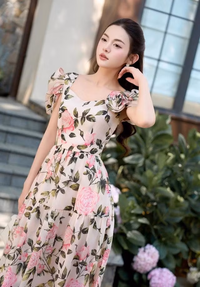 Nếu đang chọn trang phục tơ voan cho buổi tiệc, sự kiện trang trọng... quý cô hãy ưu ái các thiết kế có thêm chi tiết điểm nhấn thủ công - họa tiết hoa 3D, những đường xếp nếp, xếp tầng cầu kỳ... hòa quyện cùng bảng màu và họa tiết. ẢNH: LAMER FASHION