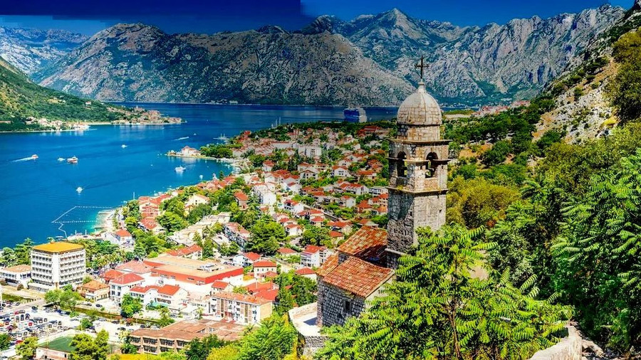 Tại Montenegro, biển Adriatic ngoằn ngoèo qua những lối đi hẹp trong dãy núi Dinaric Alps dốc đứng để tạo thành vịnh Kotor. Ở đây, nằm giữa nước và đá là phố cổ thời trung cổ hình tam giác của Kotor, với pháo đài bất chấp trọng lực ngoằn ngoèo trên những vách đá dựng đứng phía trên