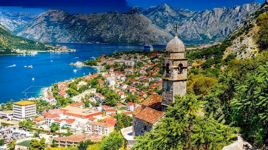 Tại Montenegro, biển Adriatic ngoằn ngoèo qua những lối đi hẹp trong dãy núi Dinaric Alps dốc đứng để tạo thành vịnh Kotor. Ở đây, nằm giữa nước và đá là phố cổ thời trung cổ hình tam giác của Kotor, với pháo đài bất chấp trọng lực ngoằn ngoèo trên những vách đá dựng đứng phía trên