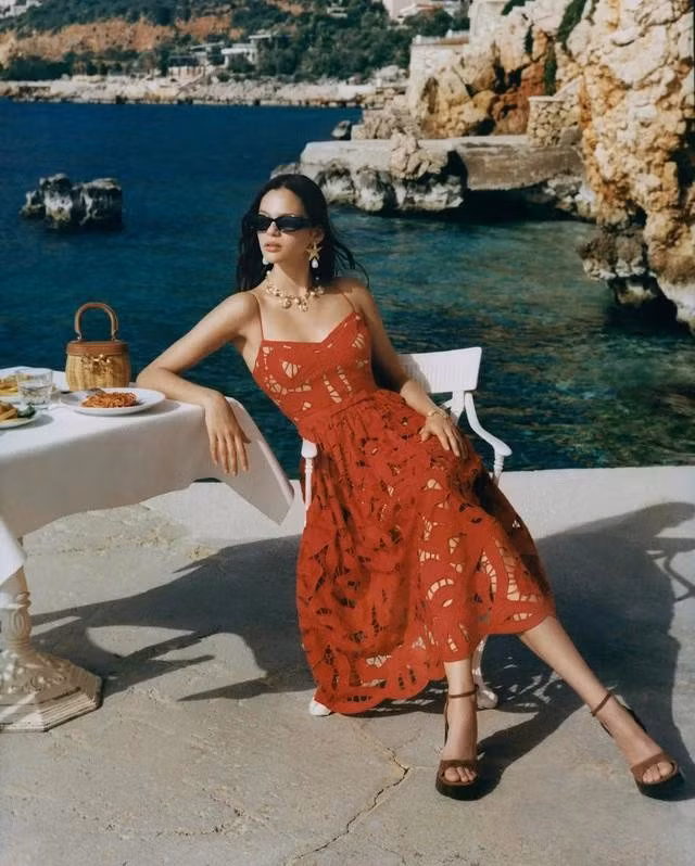 Gam màu đỏ cam bắt mắt kết hợp chất vải ren họa tiết ấn tượng chính là chiếc đầm mùa hè không thể nào quên. ẢNH: SELF-PORTRAIT