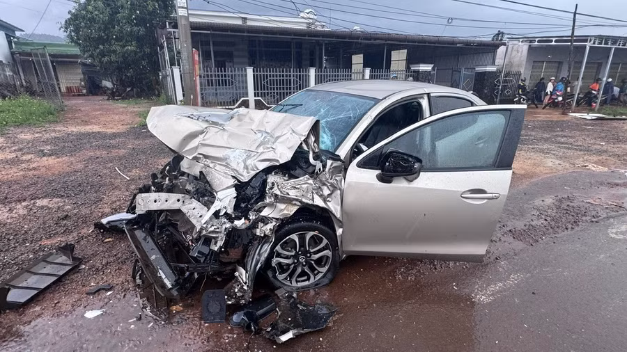 Đầu ô tô con bị hư hỏng nặng.