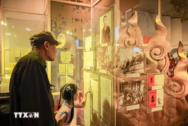 Người dân tìm hiểu các thông tin về Chủ tịch Hồ Chí Minh tại Bảo tàng. Ảnh: Hoàng Hiếu/TTXVN