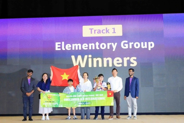 Ban tổ chức trao giải nhất bảng tiểu học cho đội thi đến từ Việt Nam Ban tổ chức trao giải nhất bảng tiểu học cho đội thi đến từ Việt Nam
