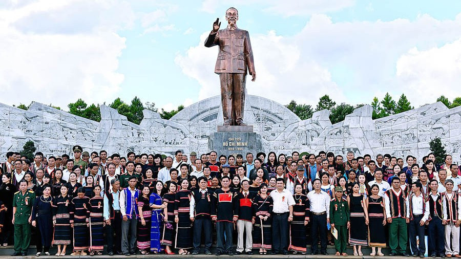 Cán bộ người đồng bào DTTS Tây Nguyên về báo công trước tượng đài Bác Hồ ở TP Pleiku- Gia Lai. 1bacho.jpg