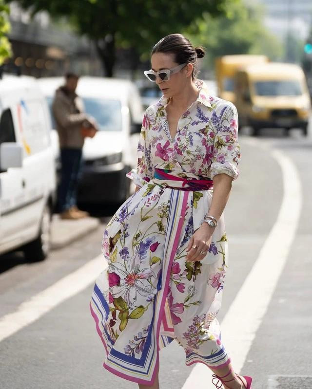 Áp dụng xu hướng tối đa vào váy hoa. Họa tiết chồng họa tiết tiếp nối trên một bản phối tạo nên hình ảnh độc đáo. Ở bản phối này, nữ tín đồ thời trang sử dụng áo sơ mi, chân váy khăn lụa và thêm một chiếc thắt lưng làm từ khăn lụa - tất cả đều hòa hợp trong bản phối màu sắc và họa tiết. ẢNH: PATRICIA WIRSCHKE