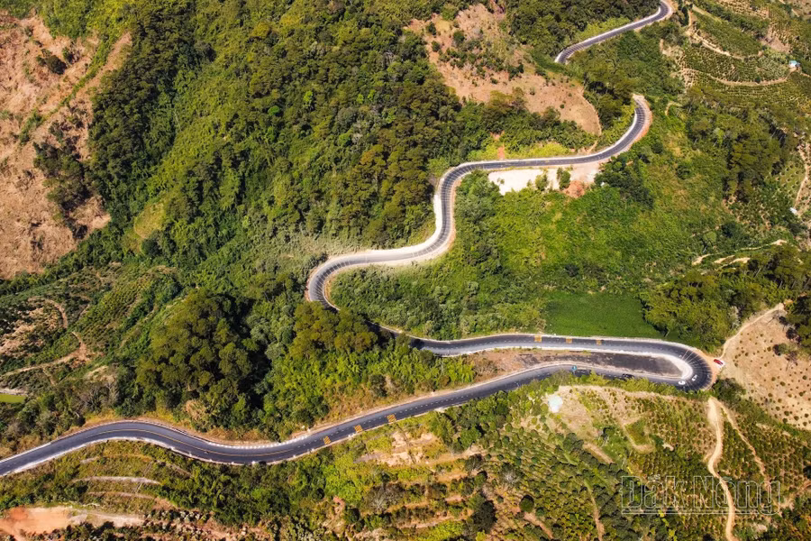 Quốc lộ 28 có chiều dài hơn 300km và là tuyến đường xương sống kết nối ba tỉnh Bình Thuận - Lâm Đồng - Đắk Nông