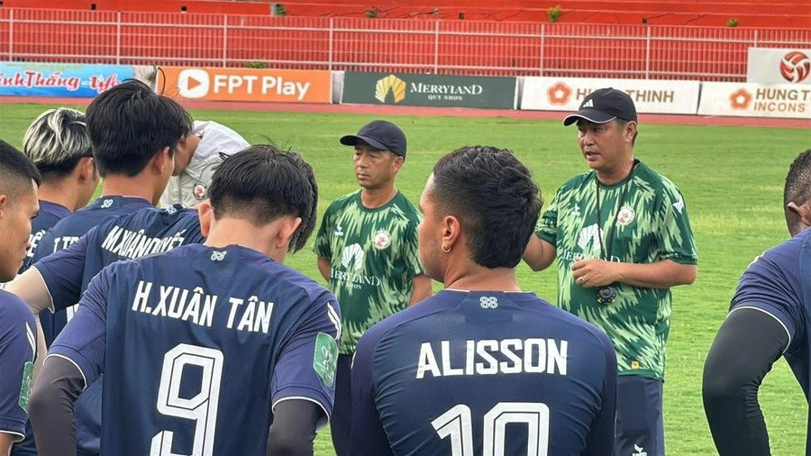 HLV Trần Minh Chiến (bìa phải) gặp thử thách lớn. Ảnh: CLB QUY NHƠN HLV Trần Minh Chiến (bìa phải) gặp thử thách lớn. Ảnh: CLB QUY NHƠN