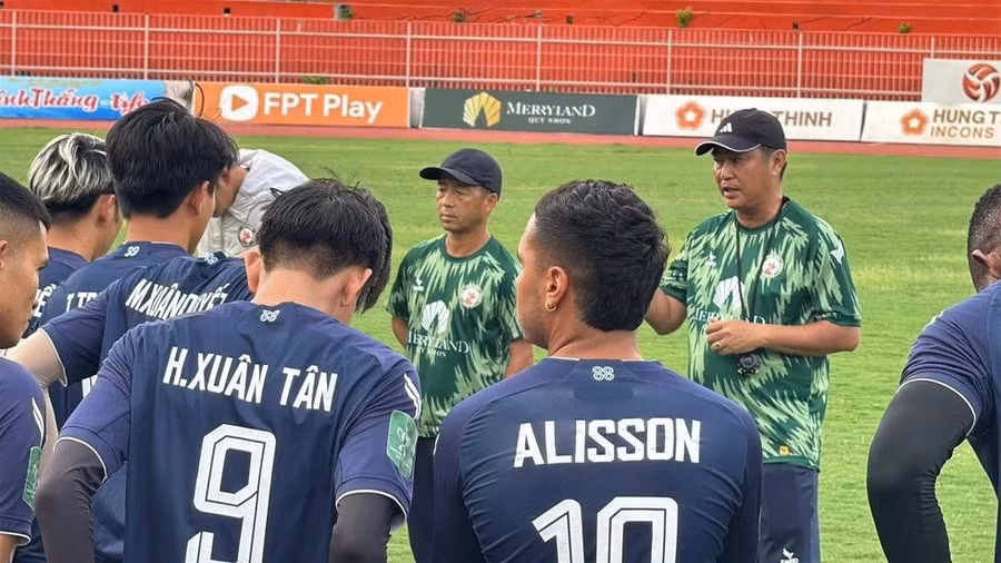 HLV Trần Minh Chiến (bìa phải) gặp thử thách lớn. Ảnh: CLB QUY NHƠN