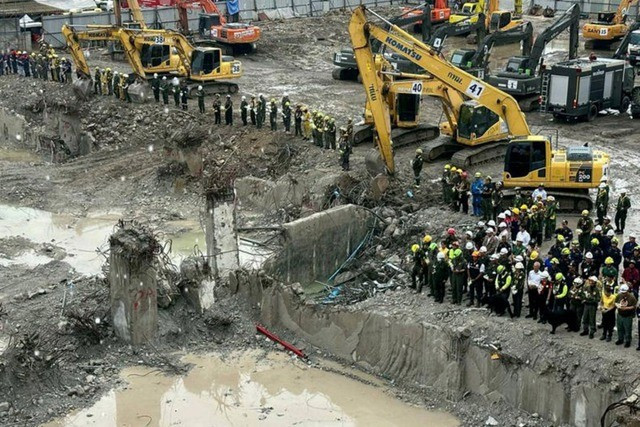 Nhân viên cứu hộ tưởng niệm các nạn nhân vụ sập toà nhà SAO quận Chatuchak thủ đô Bangkok vào hôm 13-5. Ảnh: Bangkok Post Nhân viên cứu hộ tưởng niệm các nạn nhân vụ sập toà nhà SAO quận Chatuchak thủ đô Bangkok vào hôm 13-5. Ảnh: Bangkok Post