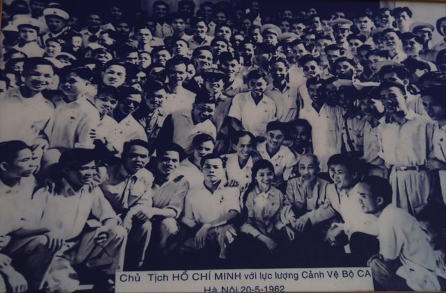 Ông Trần Nguyên Mười và lực lượng cảnh vệ chụp ảnh chung với Bác Hồ năm 1962. 1a.jpg