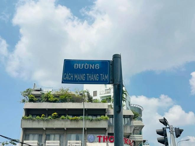 Điện Biên Phủ và Cách mạng Tháng 8 là 2 con đường được đặt tên theo 2 sự kiện lịch sử nổi tiếng. ẢNH: THÁI THANH - HOÀI NHIÊN Điện Biên Phủ và Cách mạng Tháng 8 là 2 con đường được đặt tên theo 2 sự kiện lịch sử nổi tiếng. ẢNH: THÁI THANH - HOÀI NHIÊN