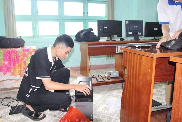 Anh Nguyên đang lắp đặt máy tính cũ tặng Trường THPT Thái Phiên ở Quảng Nam. ẢNH: QUANG VIÊN 4nghiatinh.jpg