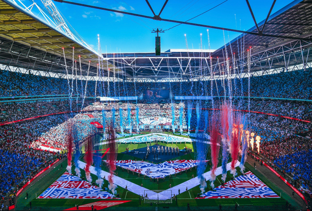 Hơn 84.000 khán giả tạo nên không khí lễ hội tưng bừng ở sân Wembley Hơn 84.000 khán giả tạo nên không khí lễ hội tưng bừng ở sân Wembley