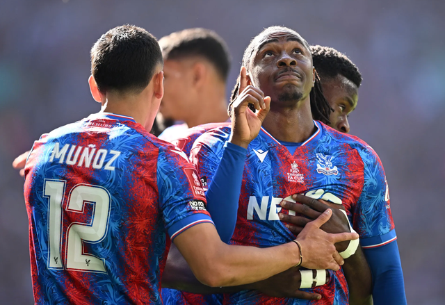 ... đem về bàn mở tỉ số cho Crystal Palace ... đem về bàn mở tỉ số cho Crystal Palace