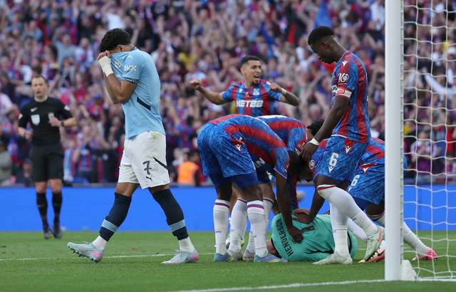 Crystal Palace thoát hiểm sau tình huống đá phạt 11 m Crystal Palace thoát hiểm sau tình huống đá phạt 11 m