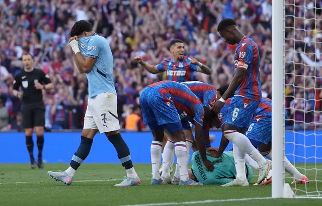 Crystal Palace thoát hiểm sau tình huống đá phạt 11 m