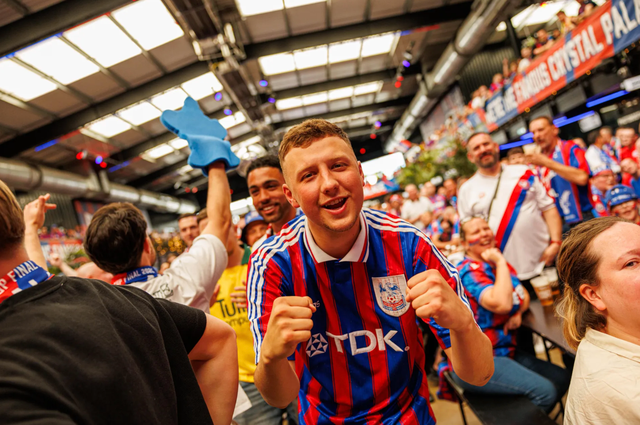 Cổ động viên Crystal Palace mừng chiến thắng lịch sử Cổ động viên Crystal Palace mừng chiến thắng lịch sử