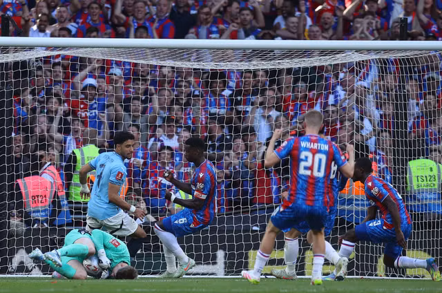 Omar Marmoush sút phạt đền không thành công