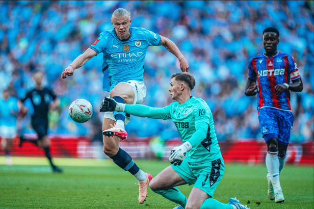 Dean Henderson lẽ ra phải nhận thẻ đỏ... Dean Henderson lẽ ra phải nhận thẻ đỏ...