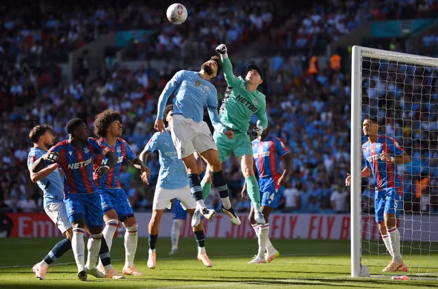 Dean Henderson thi đấu cực kỳ xuất sắc với những pha cản phá không tưởng