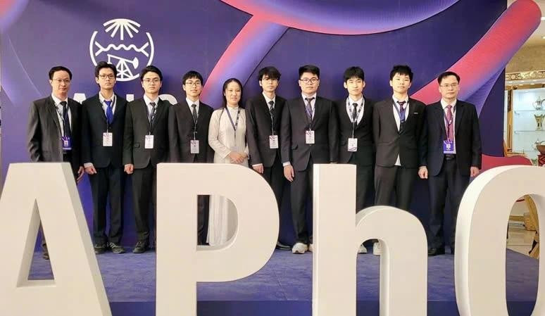 Các thành viên đoàn Việt Nam tham dự cuộc thi. Ảnh: Bộ GD-ĐT viet-nam-gianh-3-huy-chuong-vang-olympicdd.jpg