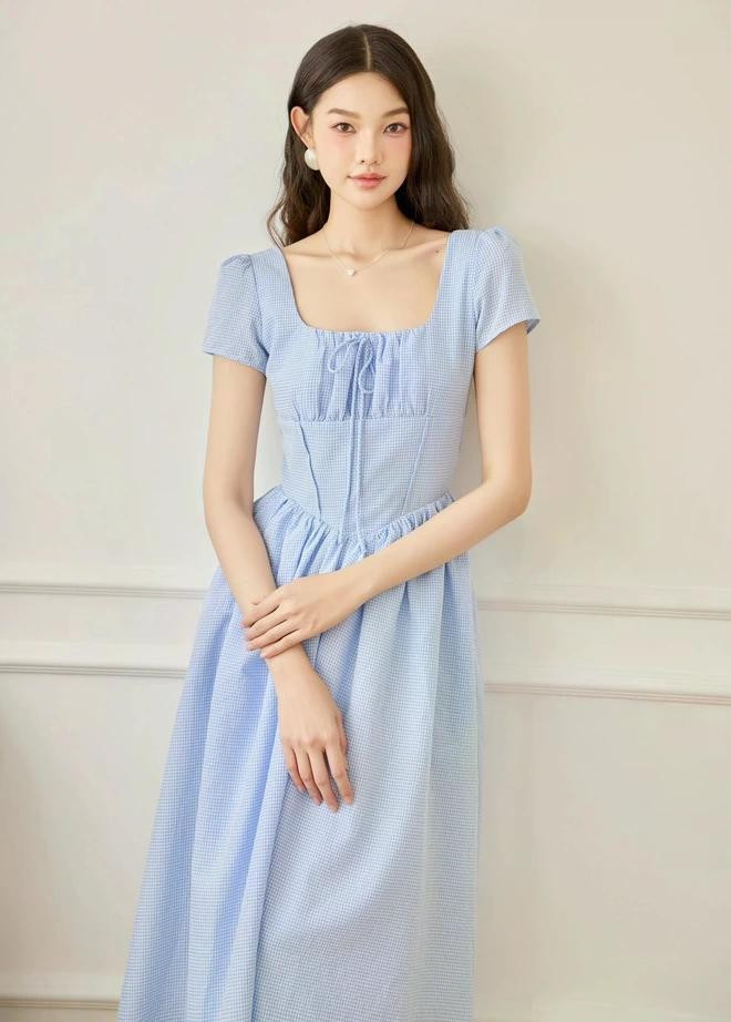 Hai bản phối để đi làm, đi học cho những tín đồ yêu thích màu xanh. Mỗi sắc độ khác nhau lại có thể mang đến những hiệu ứng thị giác khác biệt. Do vậy hãy lựa chọn theo sở thích và đừng quên quan sát chính mình trong gương để có được quyết định đúng đắn nhất. ẢNH: RECHIC, HOIVU Hai bản phối để đi làm, đi học cho những tín đồ yêu thích màu xanh. Mỗi sắc độ khác nhau lại có thể mang đến những hiệu ứng thị giác khác biệt. Do vậy hãy lựa chọn theo sở thích và đừng quên quan sát chính mình trong gương để có được quyết định đúng đắn nhất. ẢNH: RECHIC, HOIVU