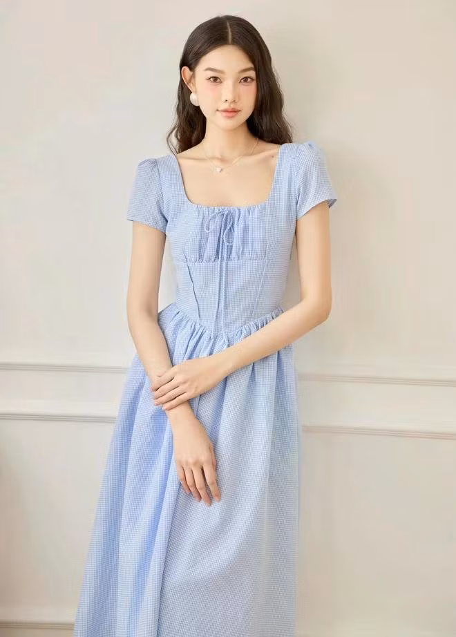 Hai bản phối để đi làm, đi học cho những tín đồ yêu thích màu xanh. Mỗi sắc độ khác nhau lại có thể mang đến những hiệu ứng thị giác khác biệt. Do vậy hãy lựa chọn theo sở thích và đừng quên quan sát chính mình trong gương để có được quyết định đúng đắn nhất. ẢNH: RECHIC, HOIVU