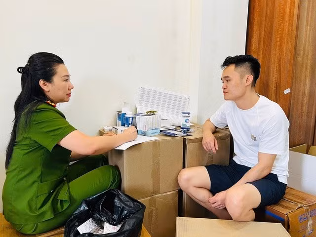 Cơ quan công an làm việc với Phạm Ngọc Tiến. Ảnh: Công an Hà Nội