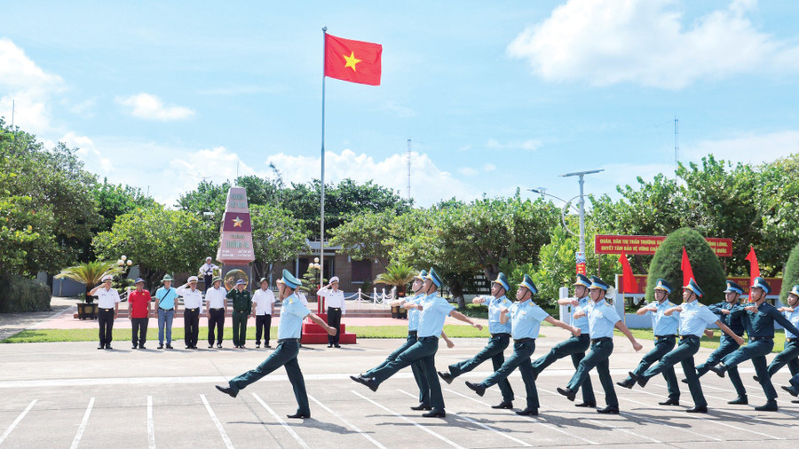 Lễ duyệt binh đón đoàn công tác của lãnh đạo tỉnh Lâm Đồng thăm đảo Trường Sa vào tháng 5/2025 2nguoidan.jpg