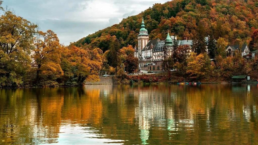 Cổng vào Công viên quốc gia Bükk ở đông bắc Hungary, khu rừng của lợn rừng, chó sói và thỉnh thoảng có gấu, khu nghỉ dưỡng cổ tích Lillafüred đóng băng đáng kể vào mùa đông và tắm mình trong những mùa hè xanh bất tận. Nhìn ra những chiếc thuyền chèo nhấp nhô trên hồ Hámori, khách sạn Palace có tuổi đời hàng thế kỷ được bao quanh bởi các hang động, vườn treo và thác nước...