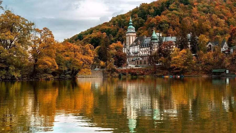 Cổng vào Công viên quốc gia Bükk ở đông bắc Hungary, khu rừng của lợn rừng, chó sói và thỉnh thoảng có gấu, khu nghỉ dưỡng cổ tích Lillafüred đóng băng đáng kể vào mùa đông và tắm mình trong những mùa hè xanh bất tận. Nhìn ra những chiếc thuyền chèo nhấp nhô trên hồ Hámori, khách sạn Palace có tuổi đời hàng thế kỷ được bao quanh bởi các hang động, vườn treo và thác nước...