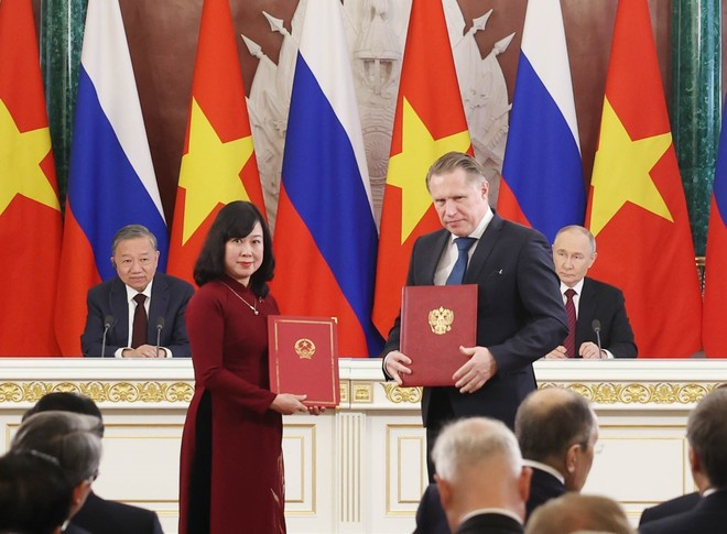 Tổng Bí thư Tô Lâm và Tổng thống Vladimir Putin chứng kiến trao Bản ghi nhớ hợp tác giữa Bộ Y tế Việt Nam và Bộ Y tế Nga về hợp tác y sinh. (Ảnh: Thống Nhất/TTXVN) Tổng Bí thư Tô Lâm và Tổng thống Vladimir Putin chứng kiến trao Bản ghi nhớ hợp tác giữa Bộ Y tế Việt Nam và Bộ Y tế Nga về hợp tác y sinh. (Ảnh: Thống Nhất/TTXVN)