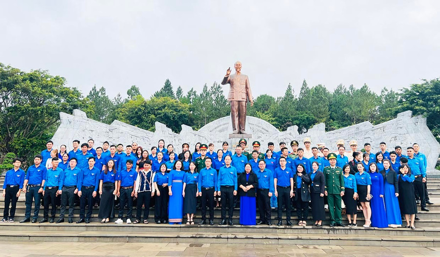 Các đại biểu cùng thanh niên tiên tiến làm theo lời Bác chụp hình lưu niệm trước Tượng đài Bác Hồ với các dân tộc Tây Nguyên tại Quảng trường Đại Đoàn Kết (TP. Pleiku). Ảnh: Minh Nhật 1chot.jpg